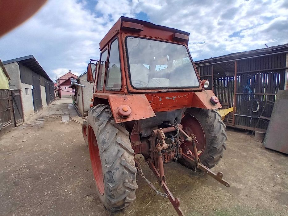 Tractor Utb 650 cu plug de 3 brazde.