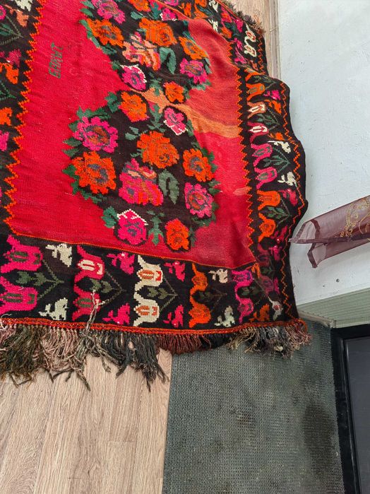 Тықыр кілем қолдан тігілген