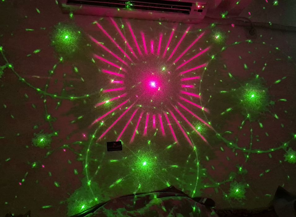 DJ Disco Laser за партита със визуални ефекти сменящи се според ритъма