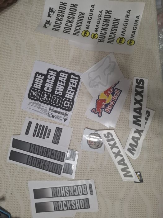 Vand stickere. Orice fel de stickere, pot sa le customizez