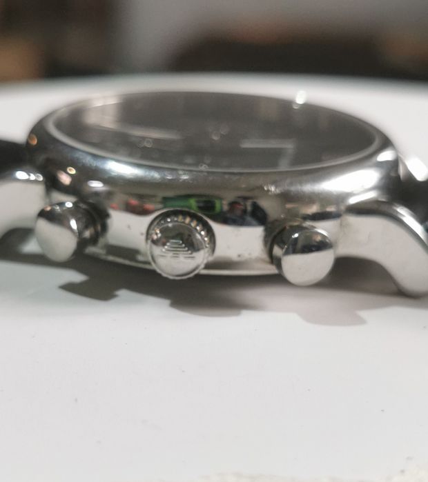 Часовник хронограф EMPORIO ARMANI в отлично състояние с минимални след