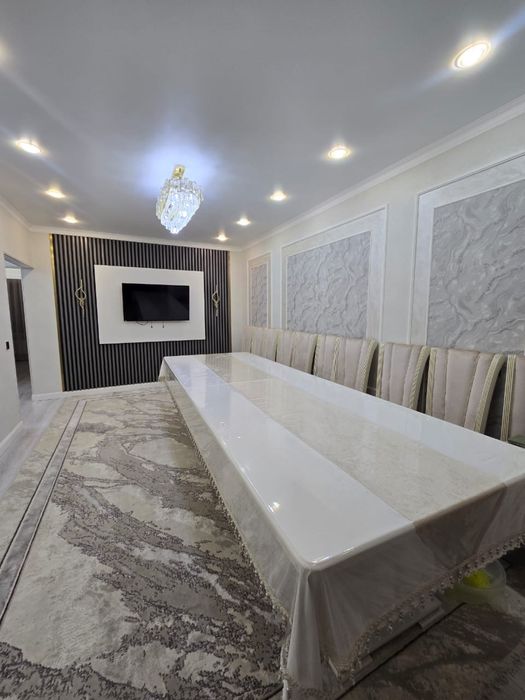 Овалный стол и стулья