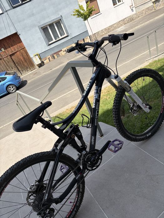 Bicicletă full suspension