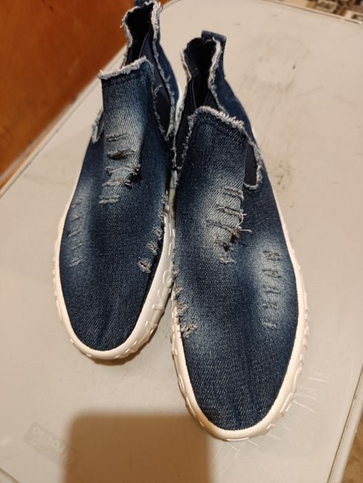 Обувки на ток, маратонки