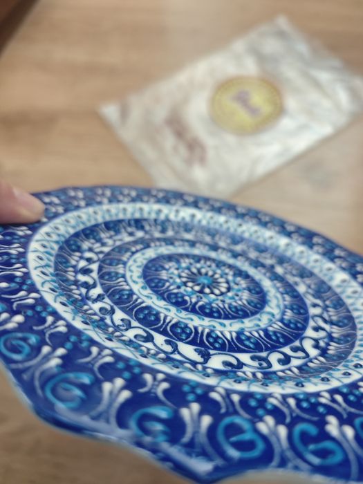 Чиния Handmade  със сини орнаменти