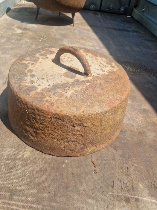 Vand 2 tuciuri si o paine in Ţast.