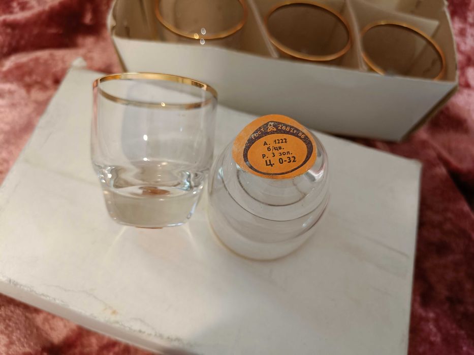 Рюмки с золотой окантоваой