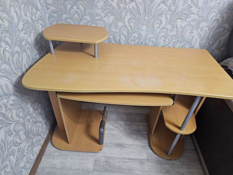Продаётся компьютерный столик в хорошем состоянии.