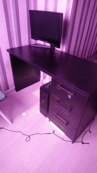 Письменный стол с тумбой