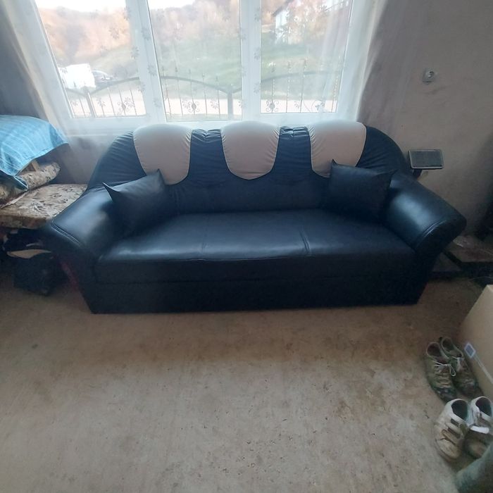Vând canapea extensibila din piele. Preț negociabil