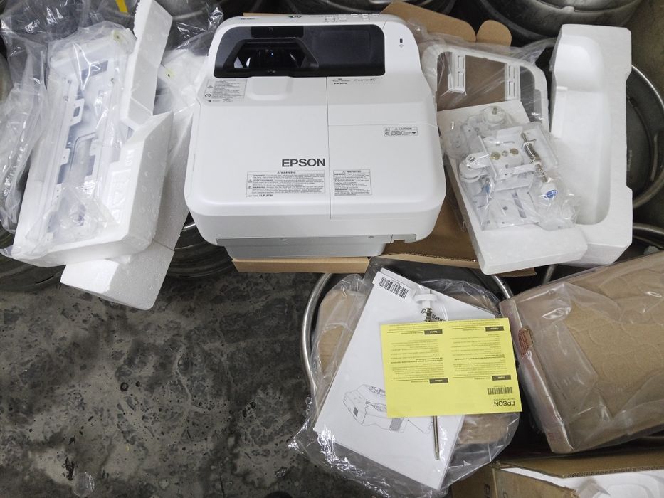 Продам проектор Epson новый есть два комплекта