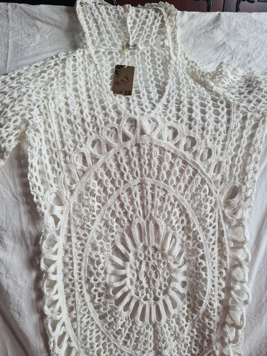 Ефектна дантелена туника с качулка