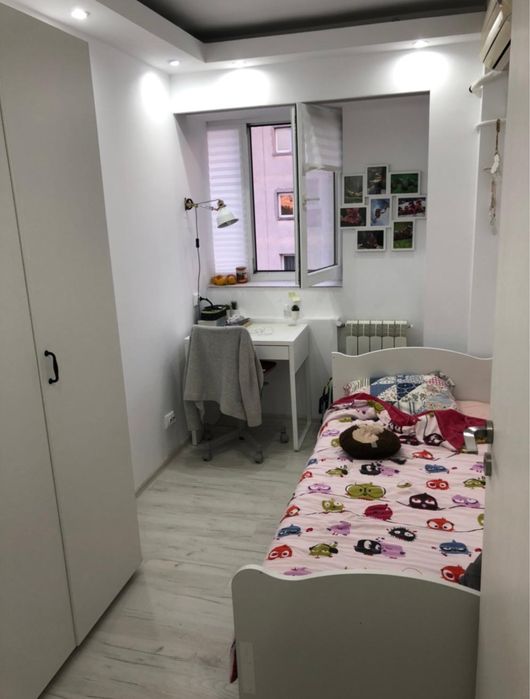 Închiriez apartament cu 2 camere (făcute  3), în zona Camerei de Comerț