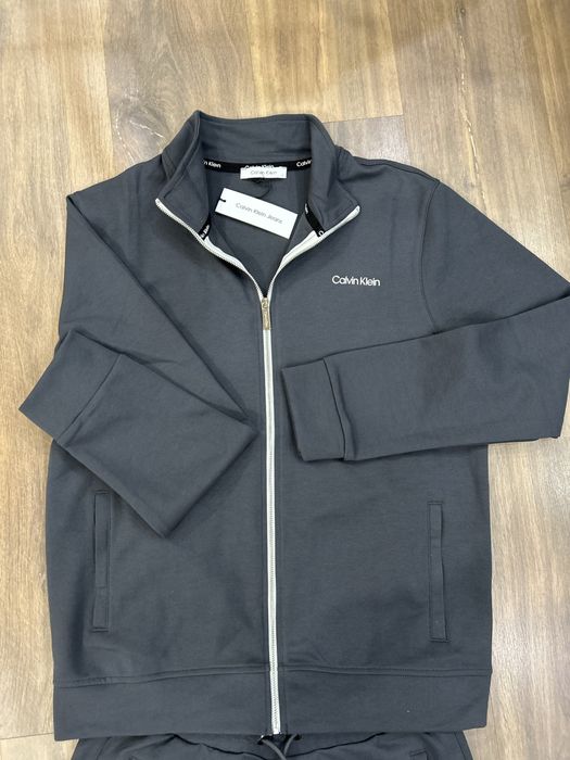 Екип на Calvin Klein