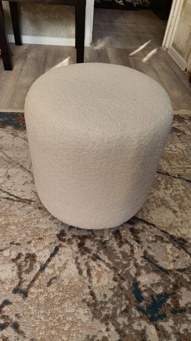 Продам пуфик белый