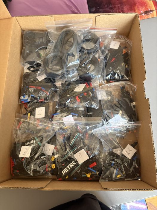 Продавам Lego Technic  42171 Mercedes F1