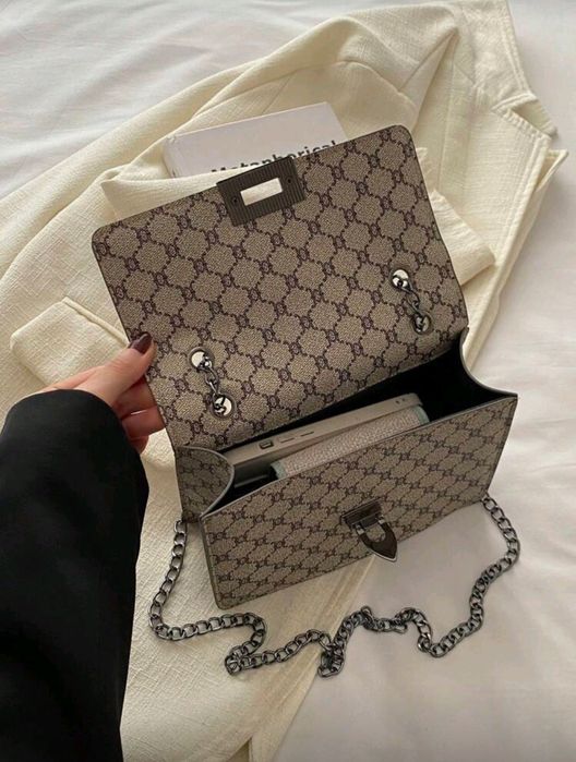 Чисто нова модерна дамска чанта !