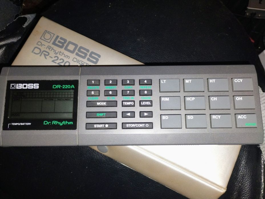 Vând/schimb masina de ritm boss 220