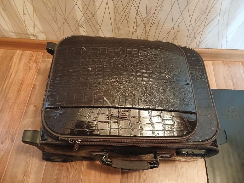 Чемодан  4000 тенге