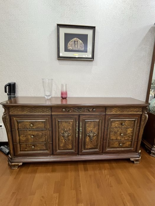 Сервант с комодом из чистого дерево