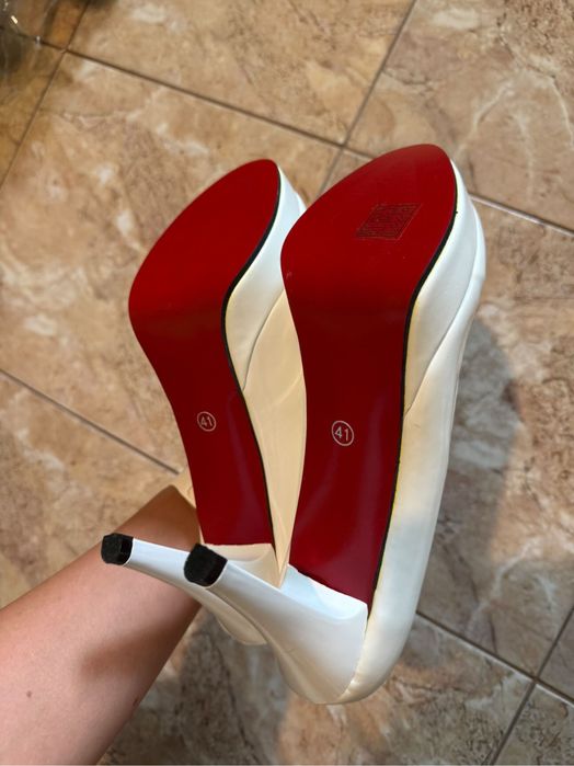 Чисто нови бели токчета