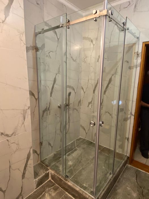 Стеклянные душевые кабины