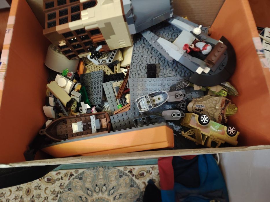 Продам срочно Коробка Лего конструктор БУ