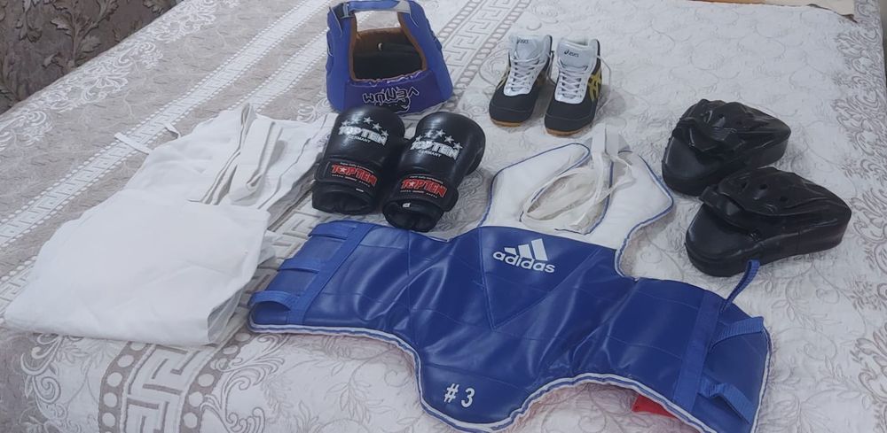 Продам комплектдетский 10-12 лет,защита,перчатки ,кимоно,борцовки.