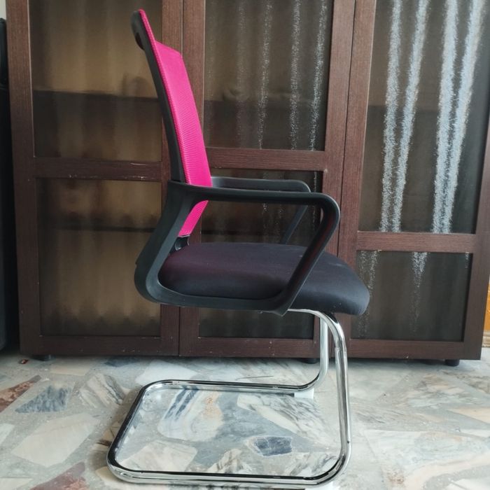 Красное кресло на полозьях