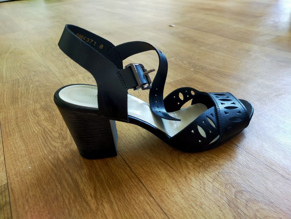 Продам кожаные босоножки