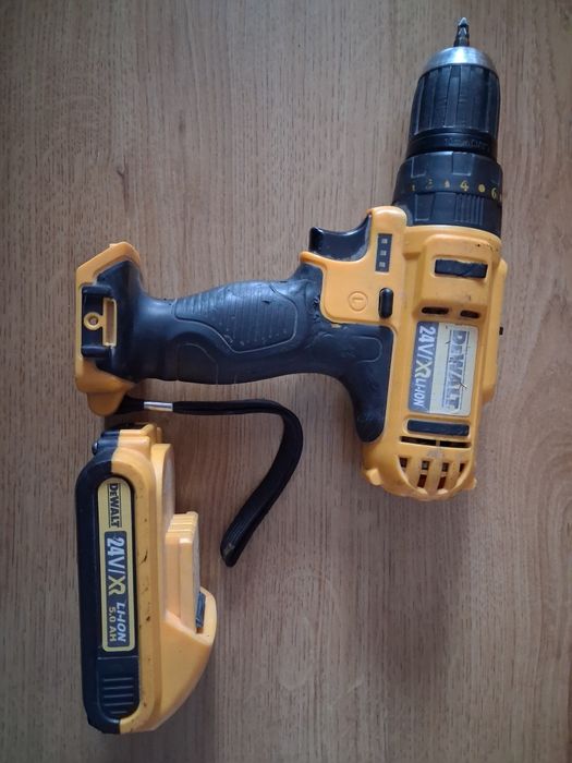 Masină de insurubat DeWalt defectă