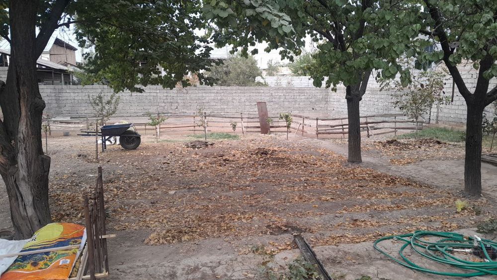 Uy sotiladi .  Продаётся участок.