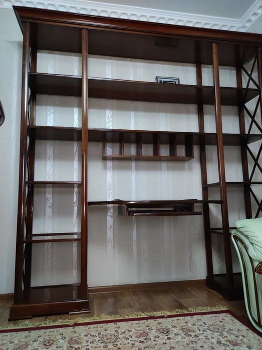 Дизайнерский стеллаж для дома и офиса. Италия, массив красного дерева