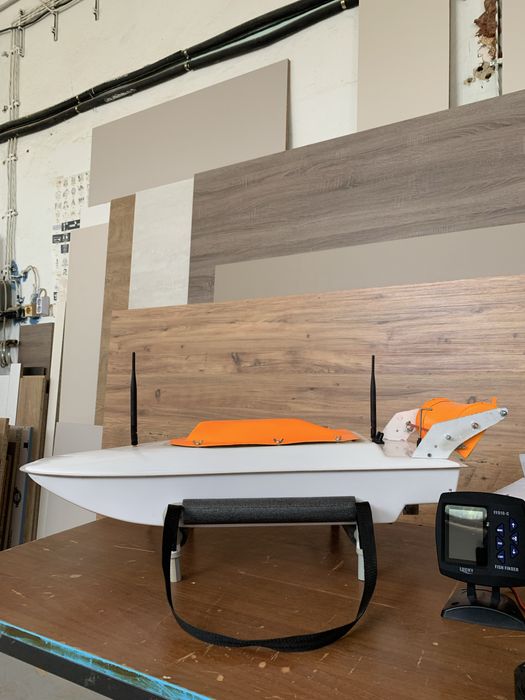 Лодка за захранка със сонар