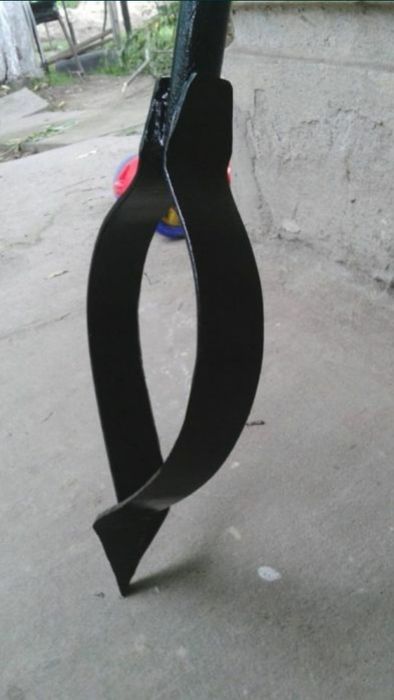 Burghiu manual pentru gropi în pamant din fier forjat