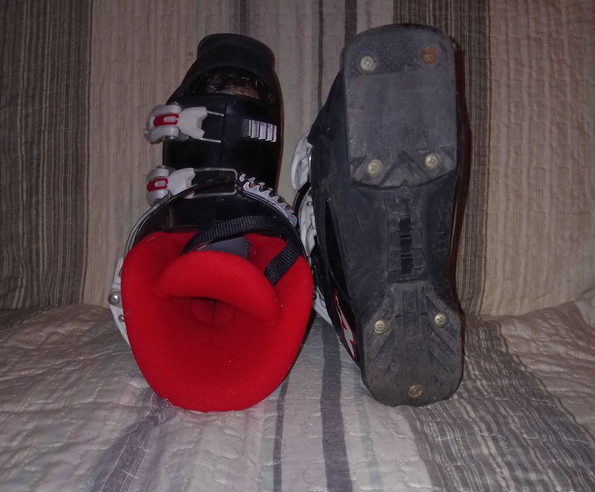 Clăpari schi copii NORDICA – mărime 240 mm stare bună