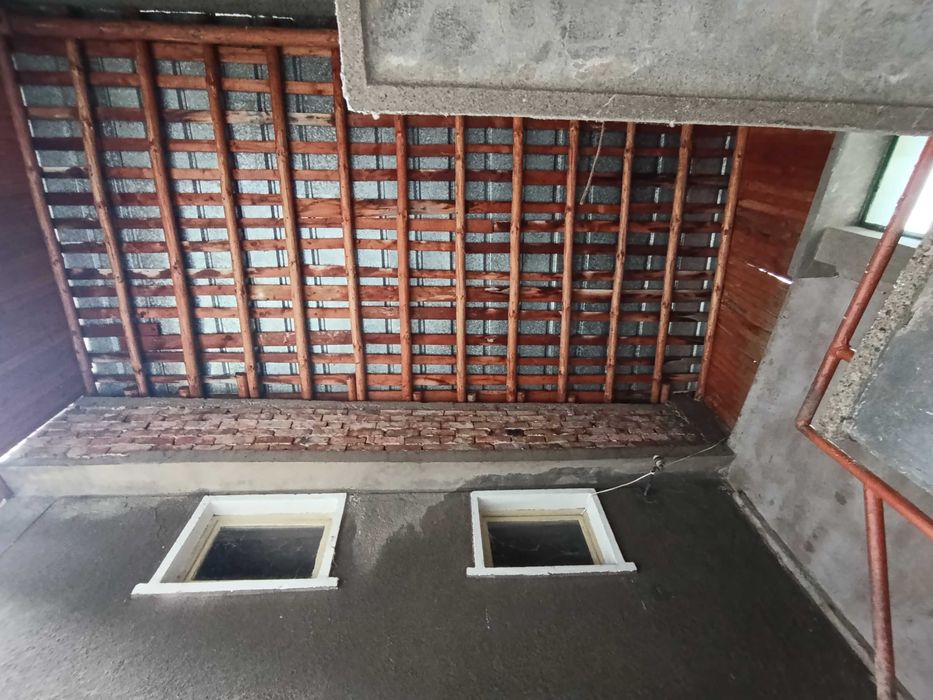 двуетажна къща с гараж