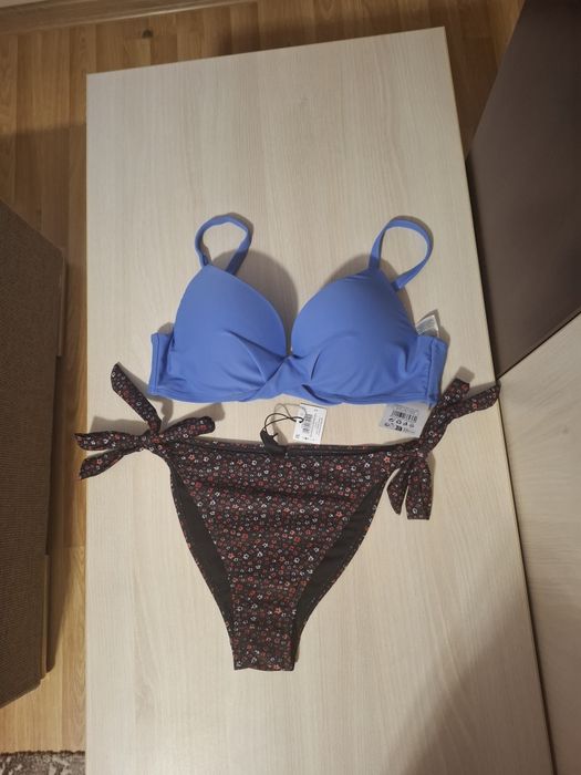 Costum de baie nou cu eticheta