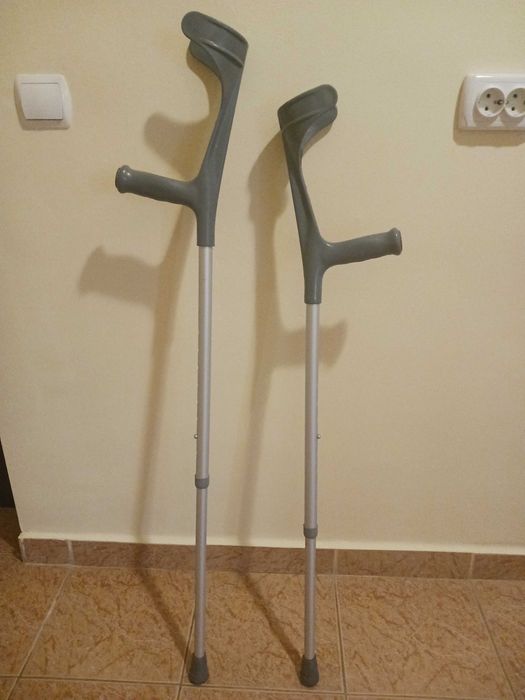 Cârje de sprijin pe antebraț