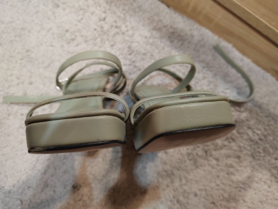 Sandale cu toc patrat înalt