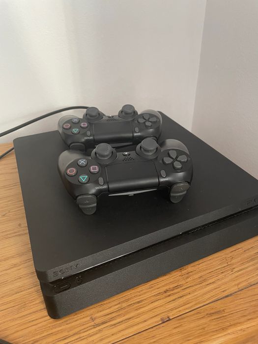 Playstation 4 cu 2 controlere 500gb stocare