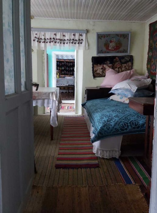 Vând casă cu anexă gospodarească, gradină și pădure salcămi maturi.