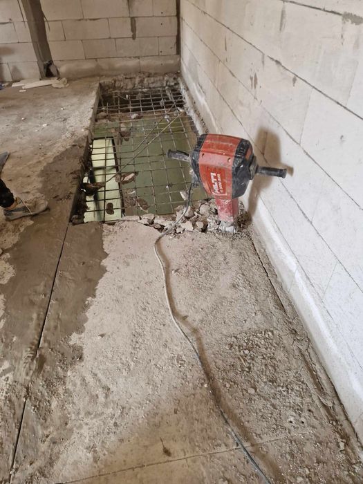 Demolari taiat spart, santuri electrice