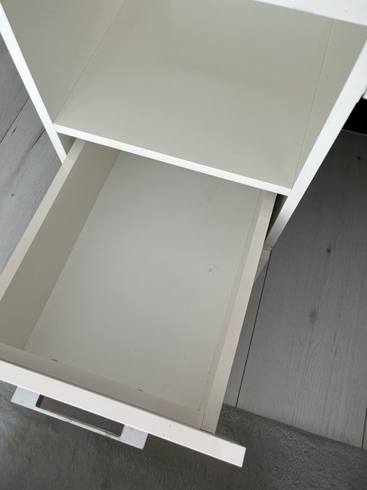 Продавам бяло бюро