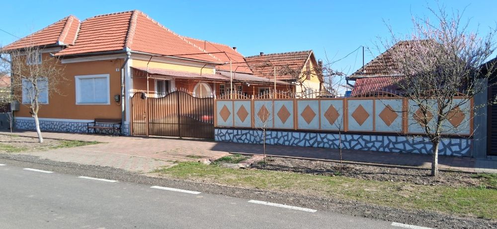 Vând casa comuna Cermei  Jud. Arad