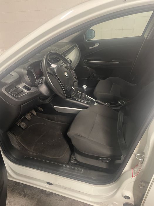 Vând Alfa Romeo Giulettta