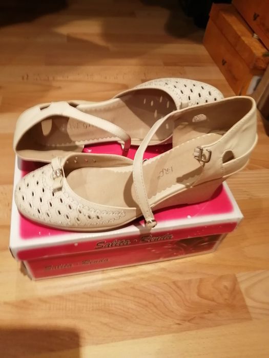 Продам туфли. На узкую ногу.