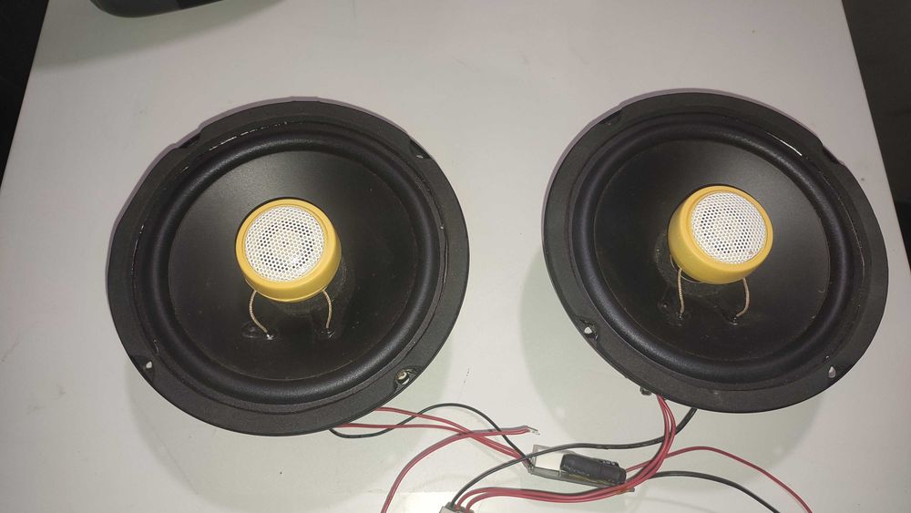 Чифт високоговорители
