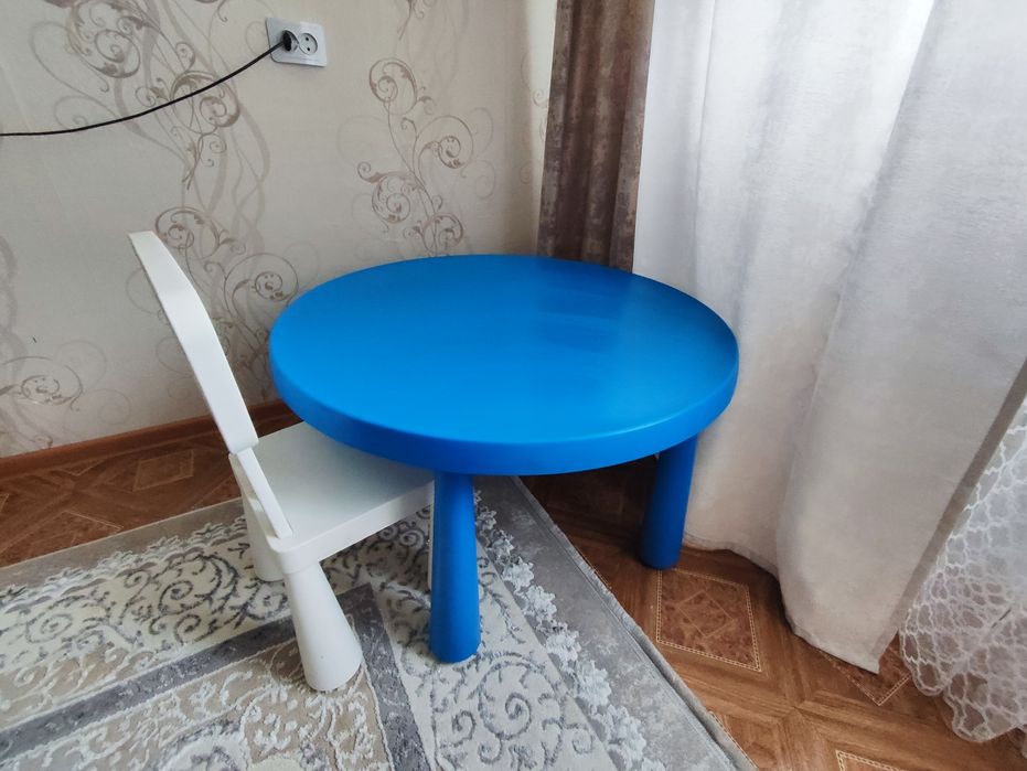 Продам детский стол Икеа