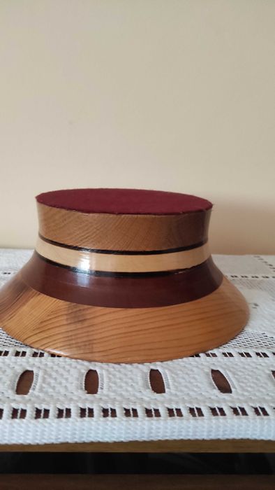 Масивна дървена купа със столче